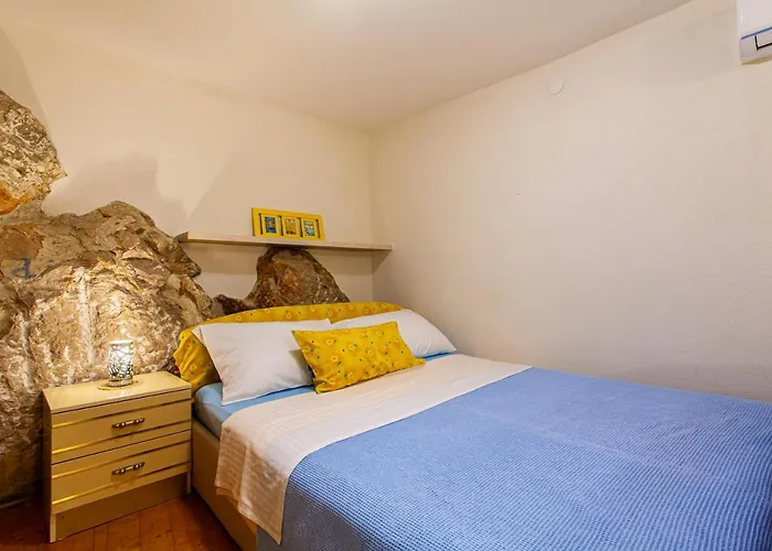 Room M Cres