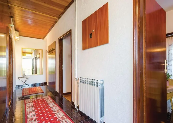 Rooms Croatia With Parking, Kitchen And Dining Area For Guests Rijeka