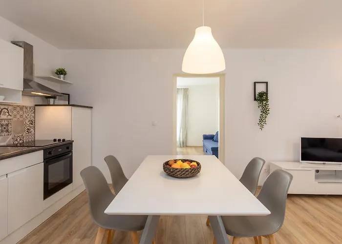 Apartments And Rooms With Parking Space Njivice, Krk - 17010